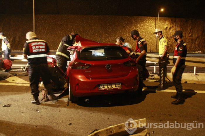 Bursa'da otomobil bariyerlere saplandı