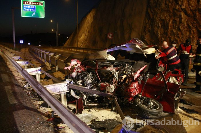 Bursa'da otomobil bariyerlere saplandı
