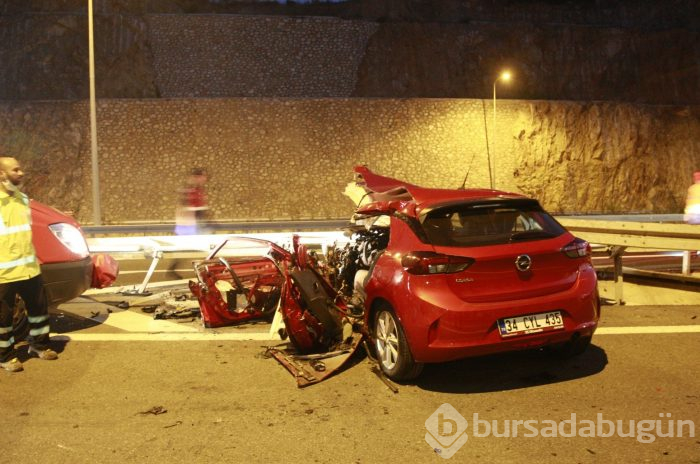 Bursa'da otomobil bariyerlere saplandı