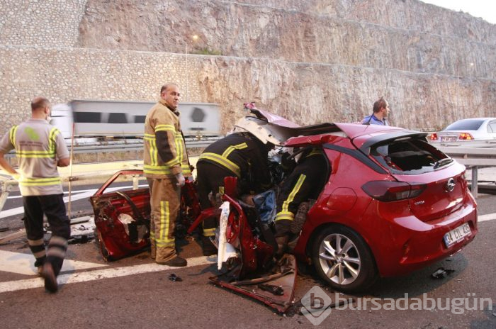 Bursa'da otomobil bariyerlere saplandı