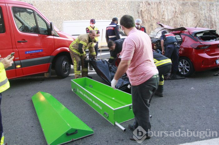 Bursa'da otomobil bariyerlere saplandı