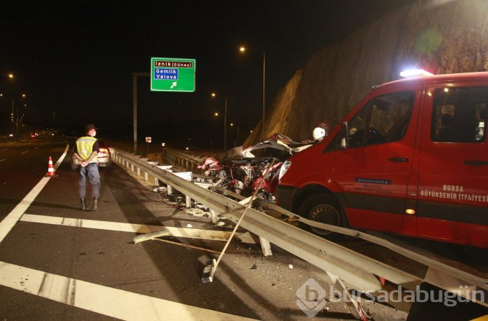 Bursa'da otomobil bariyerlere saplandı