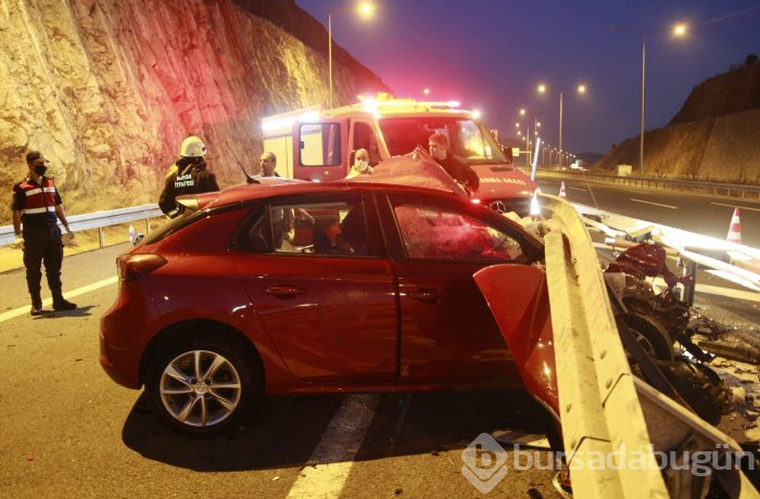 Bursa'da otomobil bariyerlere saplandı