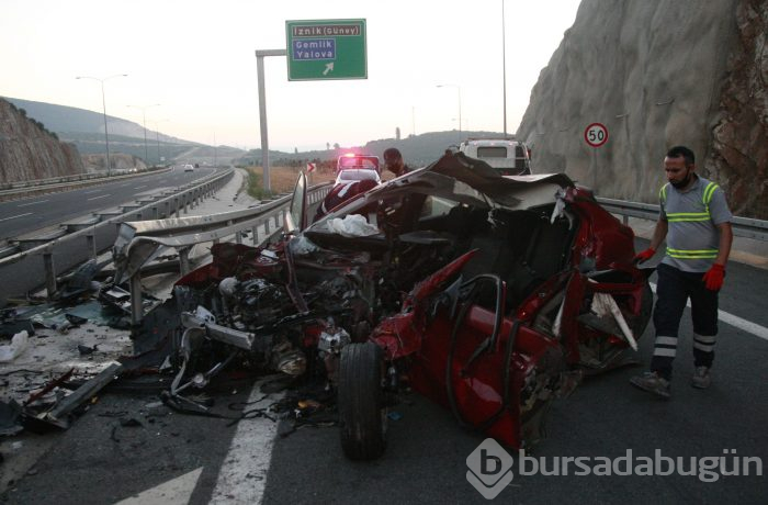 Bursa'da otomobil bariyerlere saplandı