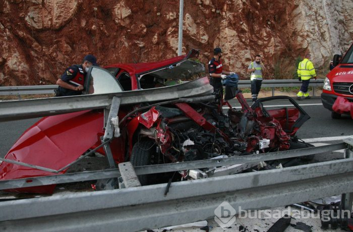 Bursa'da otomobil bariyerlere saplandı