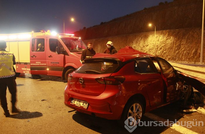 Bursa'da otomobil bariyerlere saplandı