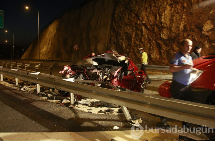 Bursa'da otomobil bariyerlere saplandı