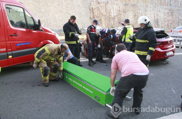 Bursa'da otomobil bariyerlere saplandı