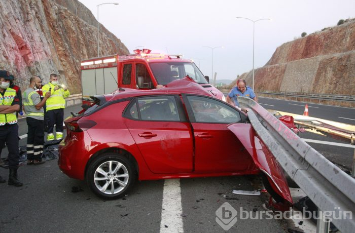 Bursa'da otomobil bariyerlere saplandı