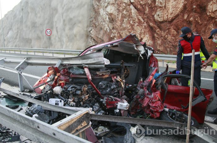 Bursa'da otomobil bariyerlere saplandı