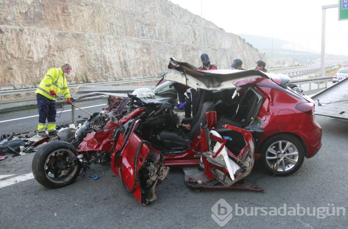 Bursa'da otomobil bariyerlere saplandı