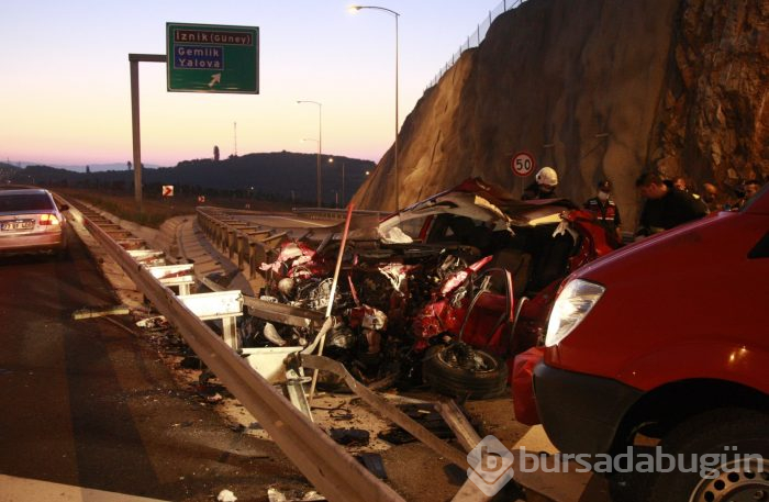 Bursa'da otomobil bariyerlere saplandı