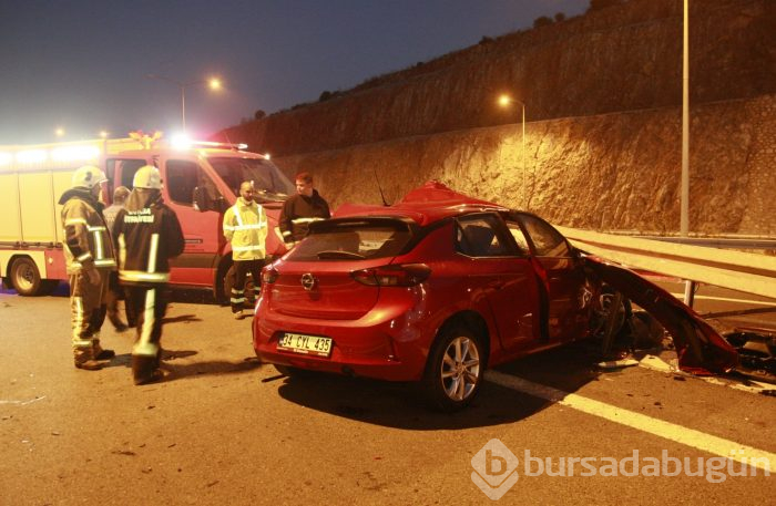 Bursa'da otomobil bariyerlere saplandı