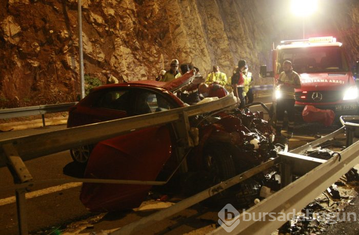 Bursa'da otomobil bariyerlere saplandı