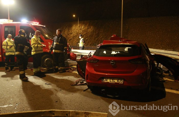 Bursa'da otomobil bariyerlere saplandı