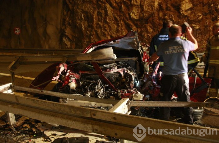 Bursa'da otomobil bariyerlere saplandı
