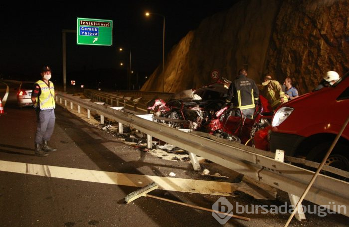 Bursa'da otomobil bariyerlere saplandı