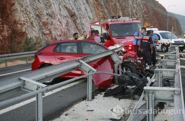 Bursa'da otomobil bariyerlere saplandı