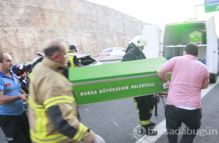 Bursa'da otomobil bariyerlere saplandı