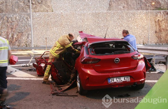Bursa'da otomobil bariyerlere saplandı