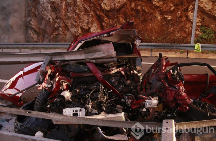 Bursa'da otomobil bariyerlere saplandı