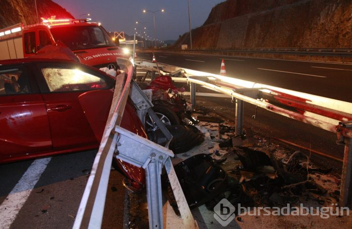 Bursa'da otomobil bariyerlere saplandı