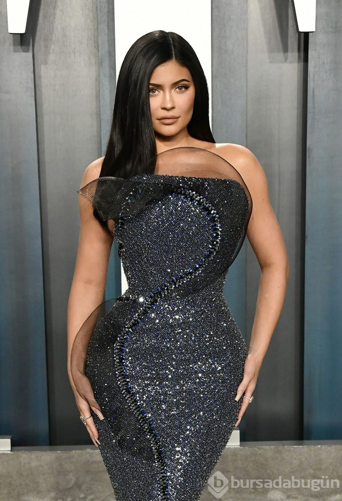 Kylie Jenner beyazlar içinde poz verdi