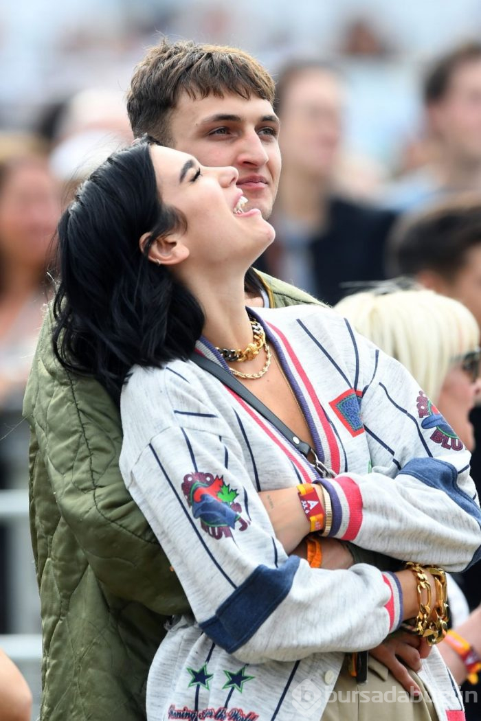 Dua Lipa ile Anwar Hadid sörf yaparken görüntülendi
