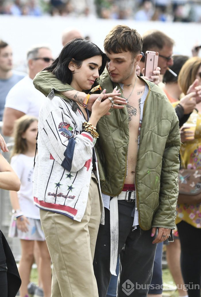 Dua Lipa ile Anwar Hadid sörf yaparken görüntülendi
