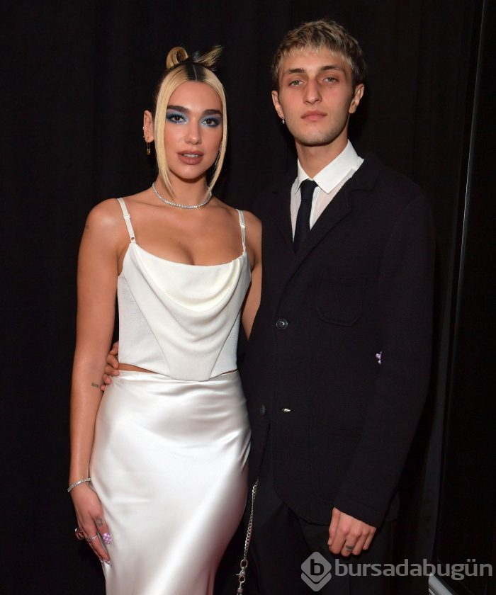 Dua Lipa ile Anwar Hadid sörf yaparken görüntülendi
