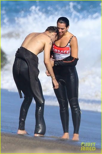 Dua Lipa ile Anwar Hadid sörf yaparken görüntülendi
