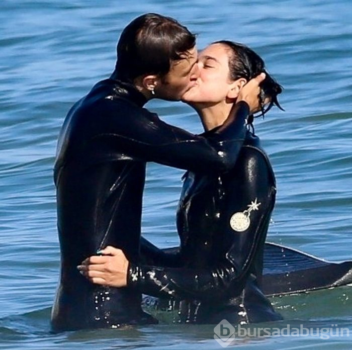 Dua Lipa ile Anwar Hadid sörf yaparken görüntülendi
