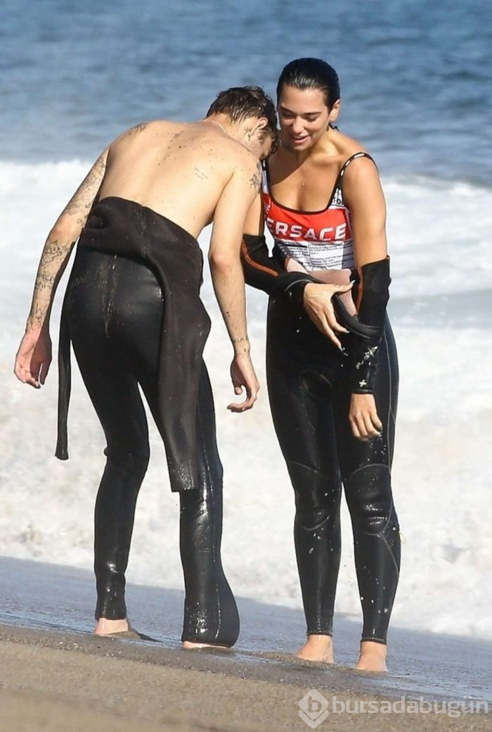 Dua Lipa ile Anwar Hadid sörf yaparken görüntülendi
