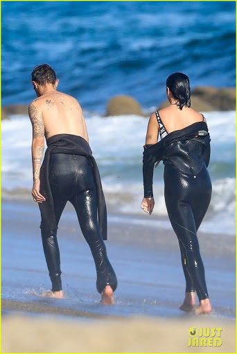Dua Lipa ile Anwar Hadid sörf yaparken görüntülendi
