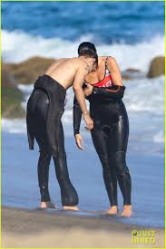 Dua Lipa ile Anwar Hadid sörf yaparken görüntülendi
