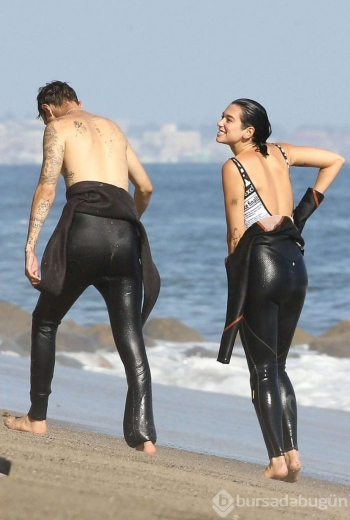 Dua Lipa ile Anwar Hadid sörf yaparken görüntülendi
