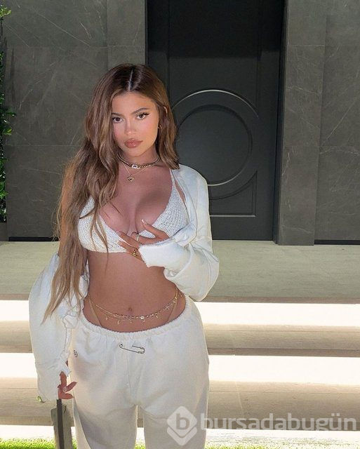 Kylie Jenner beyazlar içinde
