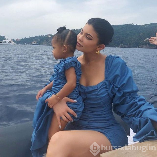 Kylie Jenner beyazlar içinde

