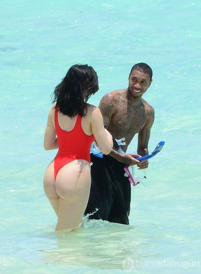 Kylie Jenner beyazlar içinde
