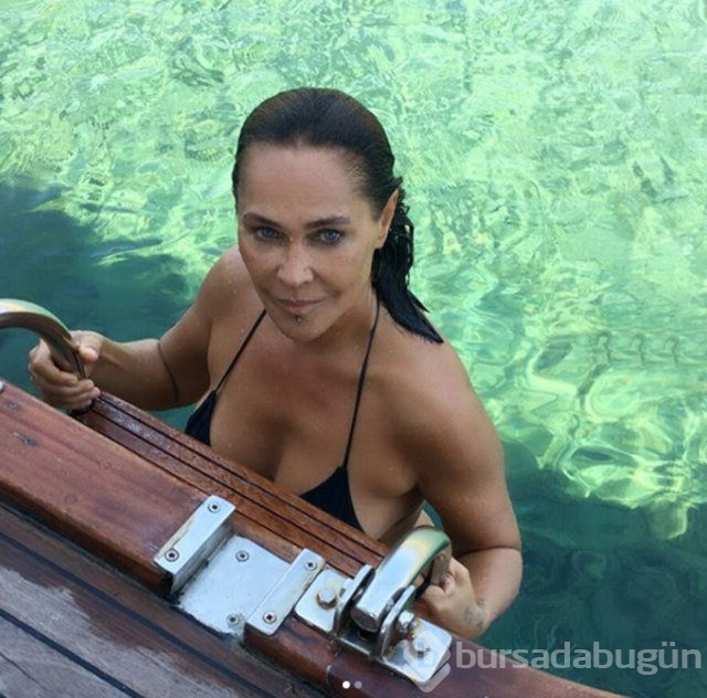 Hülya Avşar balkonda egzersiz yaptı