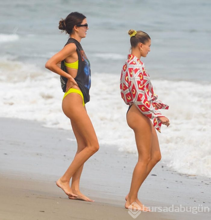 Kendall Jenner ile Hailey Baldwin sahilde