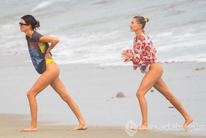 Kendall Jenner ile Hailey Baldwin sahilde