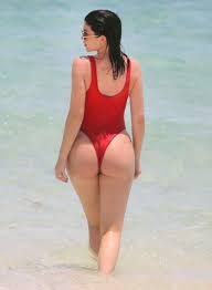 Kendall Jenner ile Hailey Baldwin sahilde