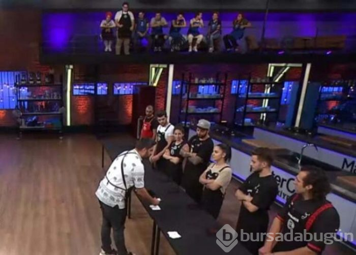 Masterchef'te ortalık karıştı! Duygu kağıdı fırlatıp attı
