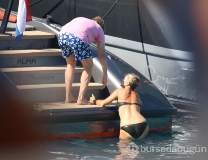 Dünyanın en göz önünde kişilerinden: Nazar boncuklu tatil şortu
