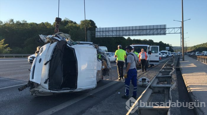 Bursa plakalı kamyonet devrildi: 3 yaralı