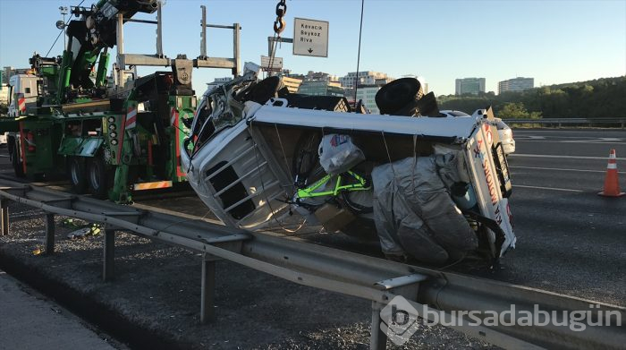 Bursa plakalı kamyonet devrildi: 3 yaralı