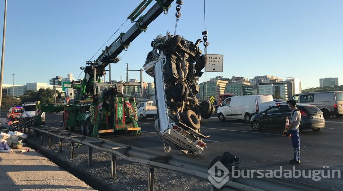 Bursa plakalı kamyonet devrildi: 3 yaralı