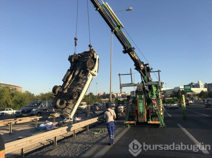 Bursa plakalı kamyonet devrildi: 3 yaralı