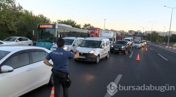 Bursa plakalı kamyonet devrildi: 3 yaralı